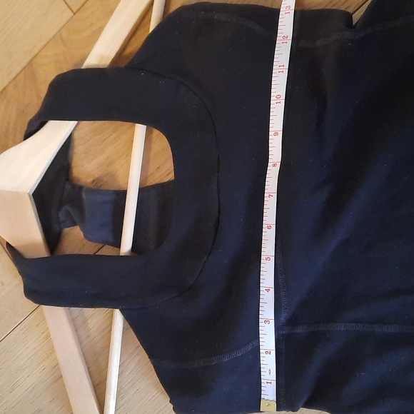 LULULEMON Sz 4 Workout Tank With Built-In Bra Shelf & Mesh Accents - Picture 5 of 6